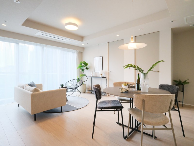 大きな窓から明るい自然光が降り注ぎ、彩り豊かな暮らしを演出します。リビングの天井は折り上げ天井となっており、空間に広がりや奥行きを生み出し、開放感を醸し出します。