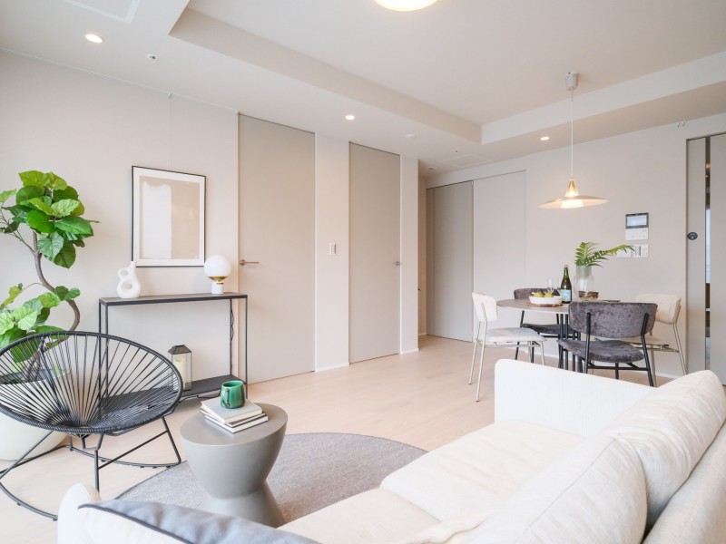 洋室へ繋がる扉は天井まで続くフルハイトドアを採用しました。リビングダイニングには床暖房や天カセエアコンを新規設置したので、ご家族皆様の快適な温度を調整いただけます。