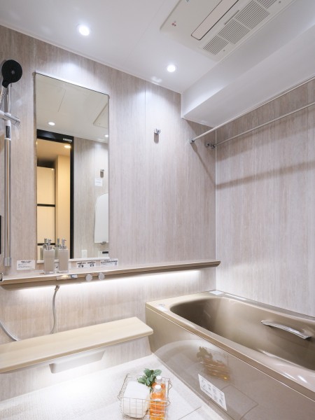 ヘッドレスト付きの浴槽に身を預けながら、肩・腰を心地よく温める「楽湯」がやさしく包むバスルームです。調光調色システムにより、気分に合わせて明かりを切り替えられる、より深いリラックスを味わえる空間です。