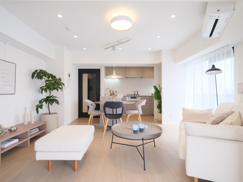 心地よい時間が流れるお部屋は、毎日が忙しいあなたもほっと一息つける安らぎの空間です。南東向きの開口部から、柔らかくあたたかな自然光が差し込みます。