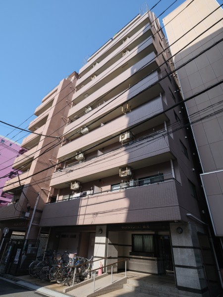 『鶴見』駅徒歩3分、『京急鶴見』駅徒歩2分と便利な交通アクセスが魅力のマンションです。周辺には活気のある商業施設が多数軒を連ねています。