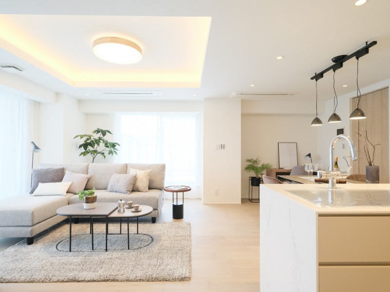 2面採光の大きな窓が開放感を演出する約18.9帖のLDKです。ゆとりある空間で、大型家具を配置しても快適にお使いいただけます。