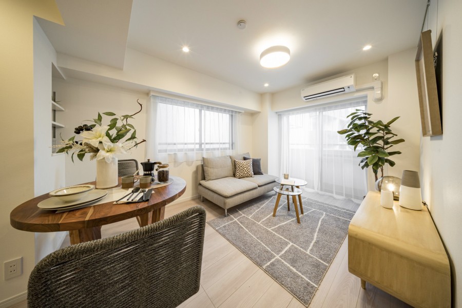 二面採光の窓から心地よい光と風を運んでくれる、おだやかな空気に纏われたリビングダイニングです。住まう方の趣味や感性で飾っていただけるように、シンプルな内装で仕上げました。