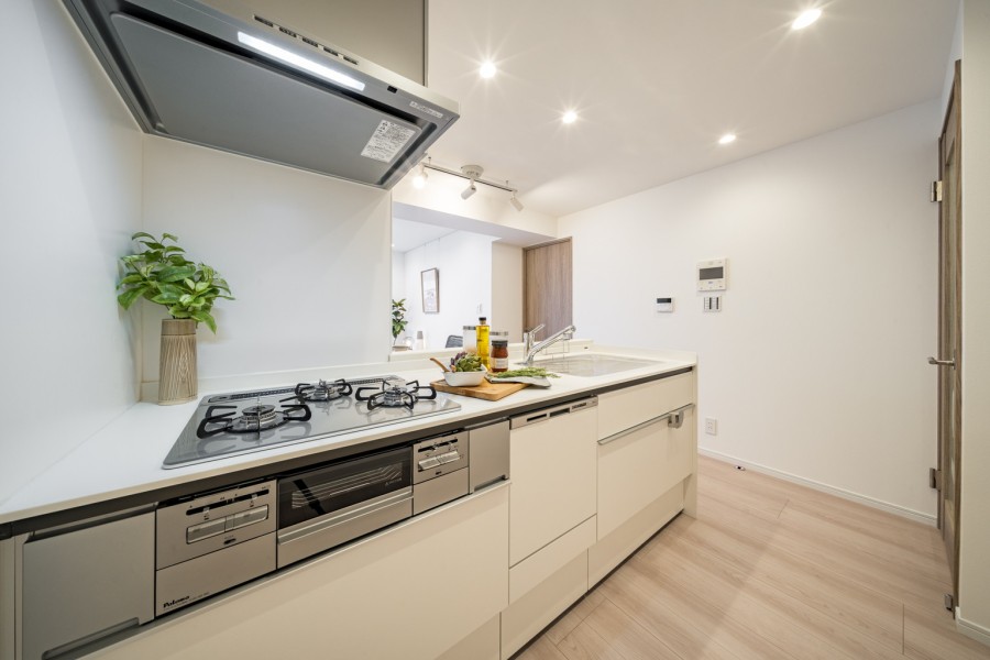 リビングにいるご家族とおしゃべりしながら家事ができる人気のオープンキッチンです。コンロ前は壁になっているので、油ハネ等の心配もありません。