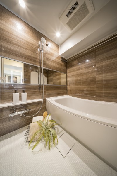 毎日のバスタイムを贅沢に、豊かにしてくれるバスルームです。ワイドミラーによってゆとりを感じられるくつろぎの空間です。雨の日の衣類乾燥に便利な浴室乾燥機も搭載しています。