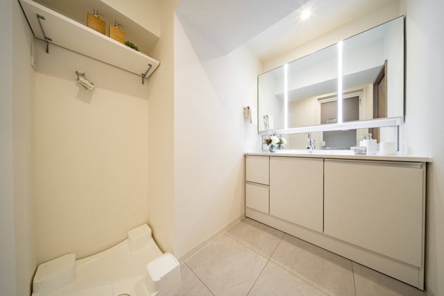 白を基調とした清潔感溢れるデザインの洗面化粧台です。こまごまとした物が多くなりがちな洗面室には三面鏡裏、足元のキャビネットなど収納スペースがたっぷりです。