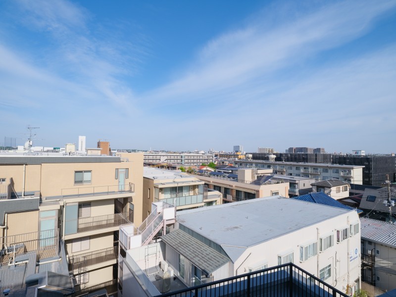 バルコニーからの眺めでは、伸びやかな空と、街並みの景色が広がります。遠くまで見渡せる青空に、心安らぐ穏やかさを感じることができる住まいです。