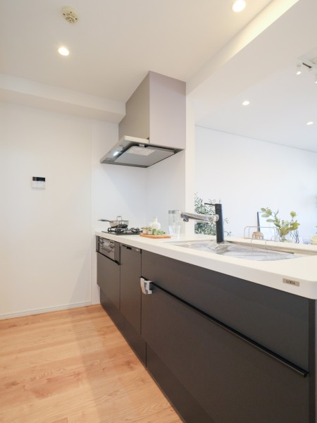 開放的なオープンキッチンは、住まいと暮らしにフィットするデザイン性と機能性を兼ね備えています。コンロ前は壁になっているので、油ハネ等の心配もありません。