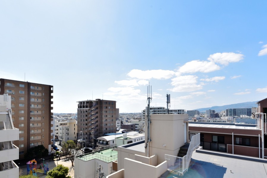 8階部分の東・西・南の三方角住戸で、前面を遮る建物はなく、大きく広がる空を眺めながら伸びをしたくなるような開放的なひと時を過ごせます。