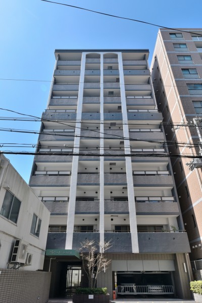 阪急伊丹駅徒歩2分、JR線も利用可能で交通アクセスが便利です。阪急伊丹駅直結の伊丹リータという商業施設があり、スーパー・ファストフード店・コンビニ・金融機関などがあり、生活の基盤を支えます。
