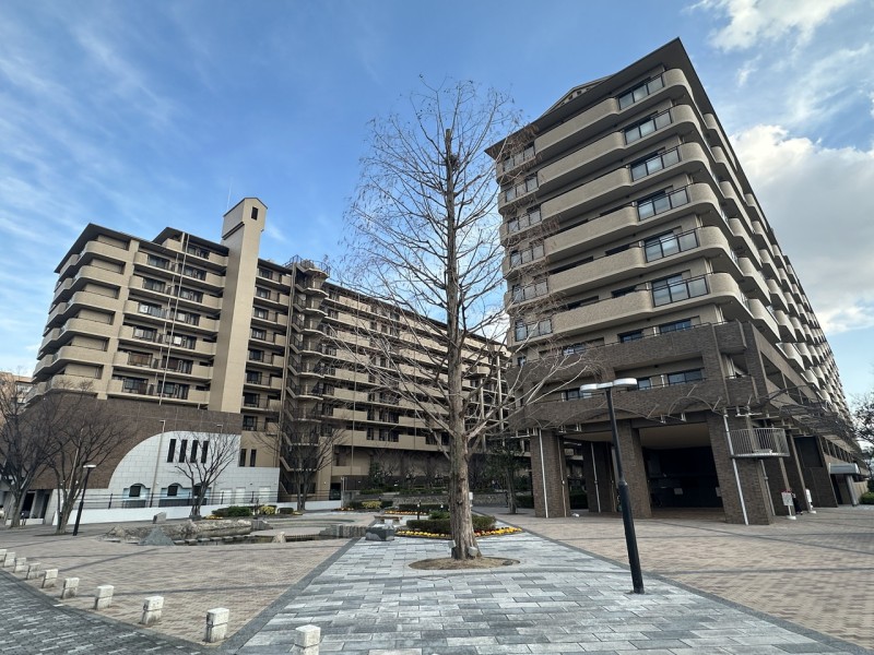 JR二条駅から6分、その他地下鉄や阪急線など3沿線利用可能な便利な立地が魅力的です。平成11年建築、総戸数448戸、近隣には飲食店やコンビニをはじめとする生活施設が揃っており、毎日の生活が充実します。