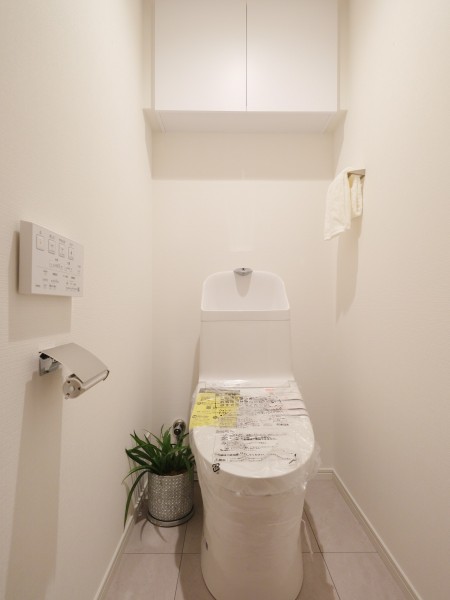 優れた節水効果や汚れが付きにくい便座など、ほしかった機能が揃ったウォシュレット一体型トイレです。毎日使う場所だからこそ、清潔感と使いやすさを考慮したレストルームです。