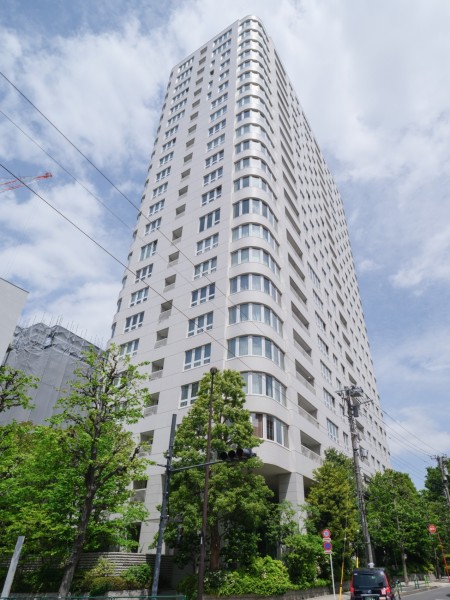 南青山2丁目に佇む、高層レジデンス<青山ザ・タワー>多彩なサービス・ホスピタリティが上質な暮らしをサポートします。
