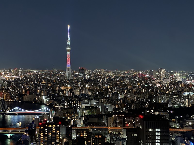 色彩に染まるスカイツリーと街の灯が、東京の息づかいを幻想的に伝えます。一日を締めくくる静寂の余白の瞬間を堪能できます。