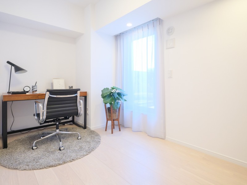 洋室2はルーフバルコニーに接続する開放空間です。心地よい時間が流れるお部屋は、勉強や読書など落ち着いて作業したいときのワークスペースにぴったりです。