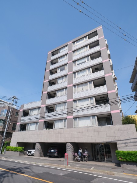 「牛込柳町」駅徒歩3分・神楽坂エリアまで徒歩圏(約15分)と住環境良好、新宿駅西口行きのある「牛込柳町駅前」バス停まで徒歩1分とバス便も便利な立地です。
