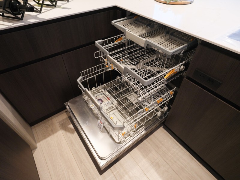 ◆食器洗浄機◆家事の時間を短縮できる優れもの。さらに節水・節約を同時に行うことができるので、人気があり重宝します。