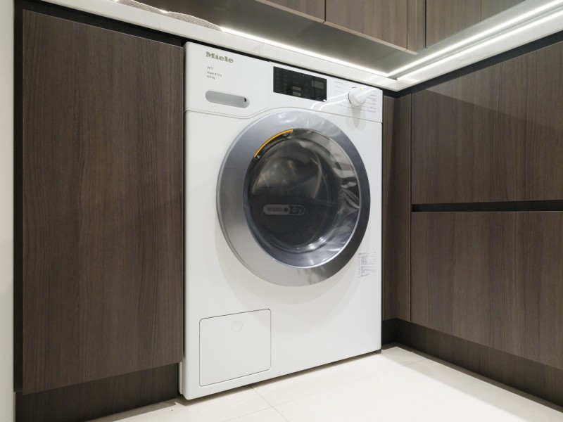 洗面室にはミーレ製の洗濯乾燥機を備え付けました。独自機能や多彩な洗濯・乾燥プログラムによって、素材に合った最適なケアが可能です。