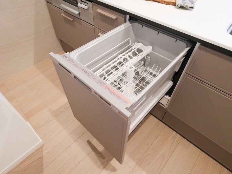 ◆食器洗浄機◆家事の時間を短縮できる優れもの。さらに節水・節約を同時に行うことができるので、人気があり重宝します。
