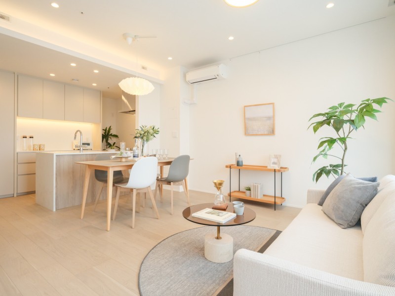 室内には住まう方の暮らしやすさと心地よさを追求したリノベーションを施しました。リビングダイニングには床暖房を敷設したので、通年快適な温度への調整が可能です。