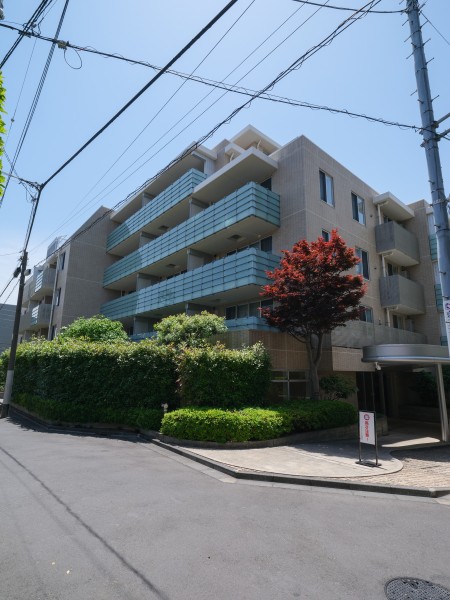 建築家・新居千秋氏が外観デザインを監修した、野村不動産旧分譲の〈プラウド〉シリーズ。初台1丁目の高台に佇み、都市の利便性と穏やかな住環境を享受するレジデンスです。