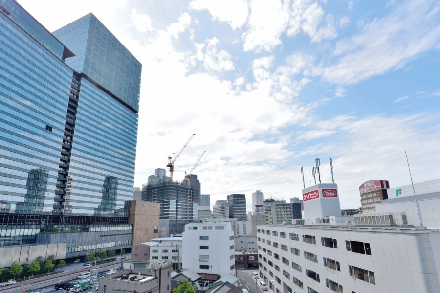 南側の眺望です。8階部分の南西向き、前面を遮る建物もなく、エネルギッシュに変化していくうめきた再開発エリアの街並みと大きな空の開放的な眺望を感じることができます。