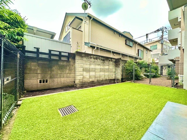 約16m²の専用庭です。天気が良い日はお庭に出てくつろいだり、小さなお子様の遊び場にしたりと、マンションでありながら戸建てのように外の空間をお使いいただけます(細則有)。
