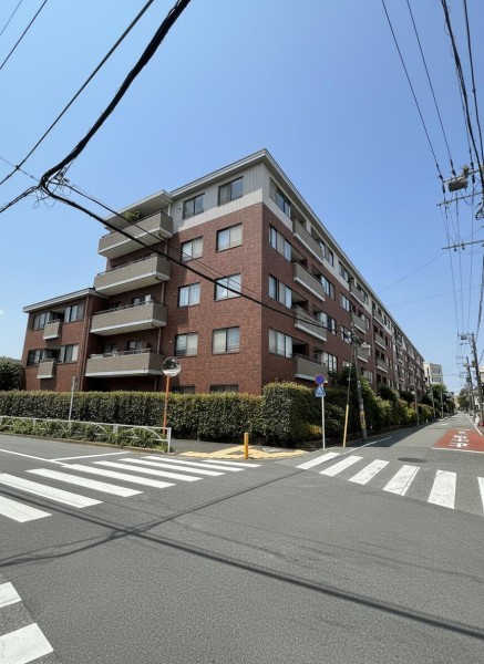 閑静な住宅街<碑文谷>の街並みに調和する重厚感のある低層レジデンスです。ゆとりある敷地計画と落ち着いたタイル貼りの外観が、都心にありながら穏やかで上質な暮らしを演出します。周辺には緑も多く、落ち着いた住環境が魅力です。