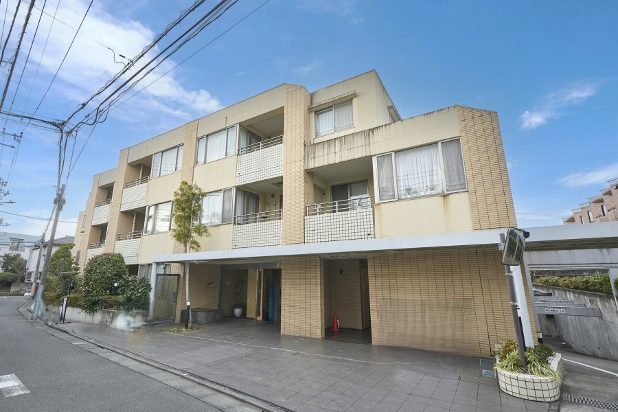 閑静な住宅街に佇む、低層レジデンスです。再開発が進む中野駅前エリアも生活圏(中野駅徒歩15分)です。4路線3駅利用可能で都心へのアクセス良好です。
