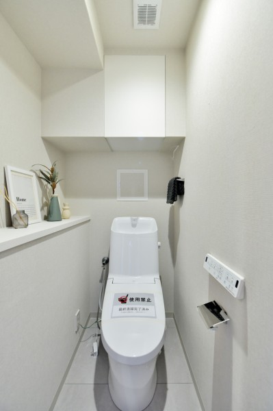 LIXIL製洗浄機能付トイレ新規交換済みです。節水型のトイレなので、環境に配慮したエコな暮らしを送れます。吊戸棚を設置していますので、小物やお掃除用品などをすっきり収納できます。