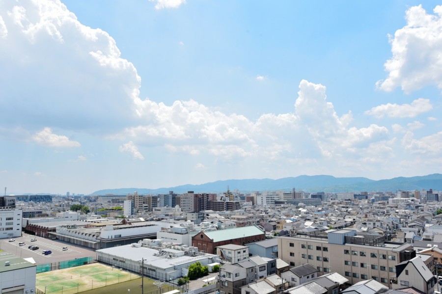 屋上ルーフバルコニーからは前面を遮るもののない開放的な眺望が広がります。京都の夏の夜を彩る、京都市登録無形民俗文化財である五山の送り火(大文字、左大文字、舟形、鳥居形)をご自宅から眺めることができます。