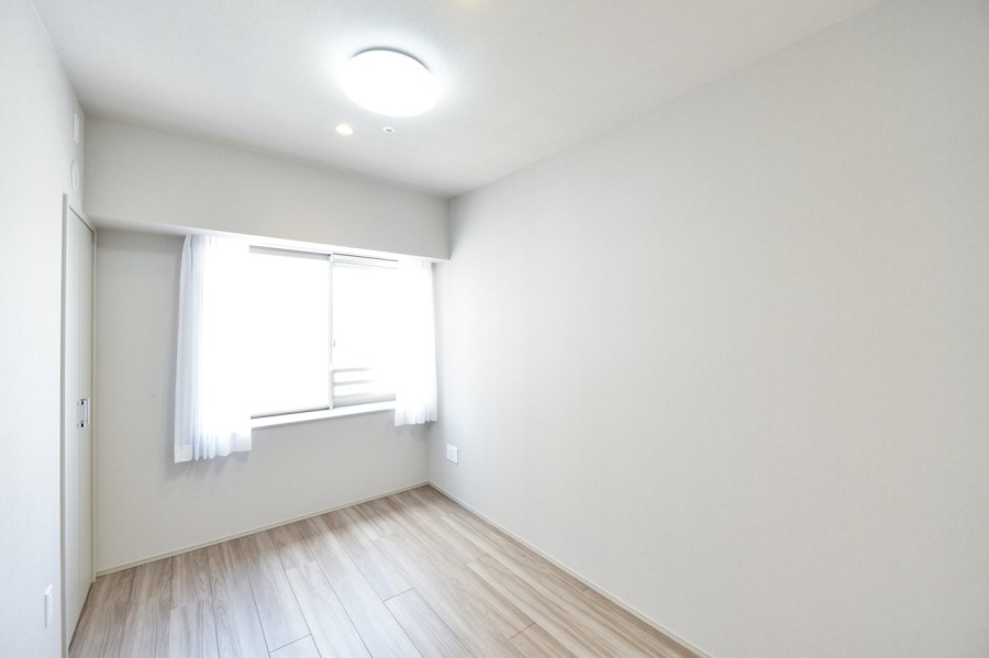 洋室2(約5.0帖)はリビングインのお部屋で、家族の気配を感じながらもしっかりとプライバシーを確保できる居室です。シンプルな内装なので、インテリアや小物でお好みの空間を演出できます。