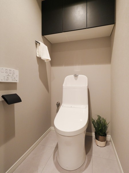 ンプルで安らぎが宿るレストルームです。吊戸棚にはトイレットペーパーや掃除用具を収納できるので便利です。