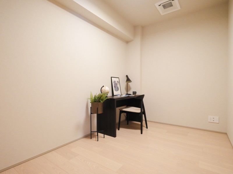 洋室3は住まう方の趣味や感性で飾っていただけるように、シンプルな内装で仕上げました。