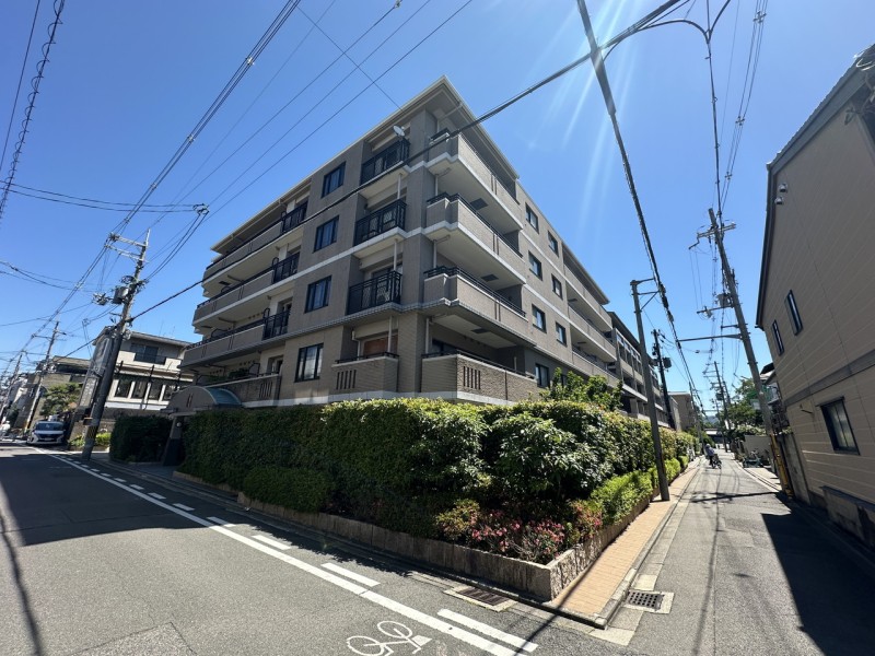 地下鉄烏丸線今出川駅徒歩4分の立地で、京都駅へのダイレクトアクセスが叶います。平成11年建築、総戸数24戸、近くにはスーパー、コンビニがあり、落ち着いた暮らしやすい環境が魅力的です。