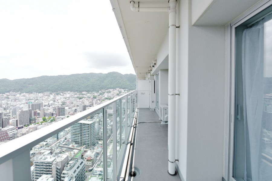 33階部分、南西向きのバルコニーからは神戸の街を堪能できる爽快な眺めが広がります。一日のどの時間をとっても美しい景色が広がり、毎日の生活を充実させてくれます。