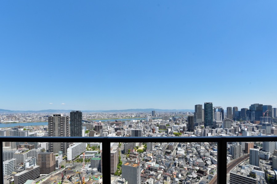 浴室の窓からは淀川の流れと大きな青い空、進化していく大阪の街並みを眺めることができます。夜の景色も美しいので、どの時間帯でも癒しのバスタイムをお過ごしいただけます。