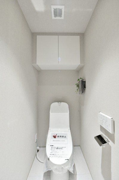 TOTO製ウォシュレット一体型のトイレ新規交換済みです。汚れの付きにくい素材やお手入れが楽な機能を多数搭載しており、毎日のお手入れも快適です。吊戸棚があり、清掃用品などの収納に便利です。