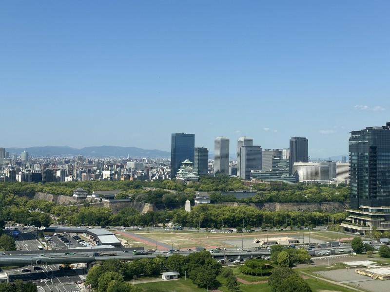 リビングからは大阪のシンボル、大阪城を眺めることができます。日没後からはライトアップもされ、時期によっては色が変更されていたりするので、どの時間帯でも表情が異なる大阪城をお楽しみいただけます。