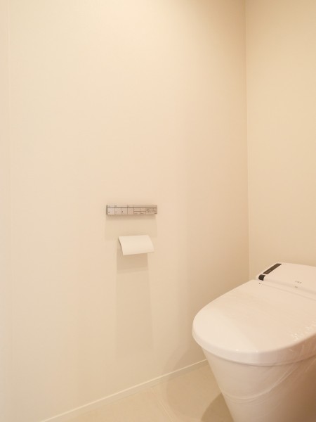 洗練されたお部屋にぴったりのタンクレスを採用しました。ウォシュレット一体型のトイレは、お掃除の手助けをしてくれる便利機能が搭載されています。