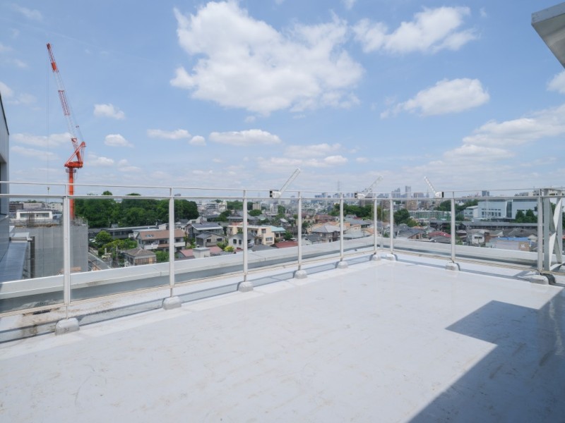 広々とした約19.89m²のルーフバルコニーです。晴れた日には空の広がりを存分に感じられ、日常の中で気軽にリフレッシュできる場所となっています。