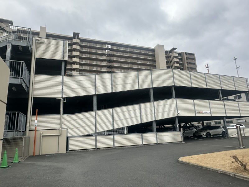 駐車場は平面・自走式駐車場(月額1500~6500円)がございますので、お車をお持ちの方も安心してお住い頂けます。機械操作の待ち時間等もなく、よくお車を利用される方にうれしいポイントとなっています。