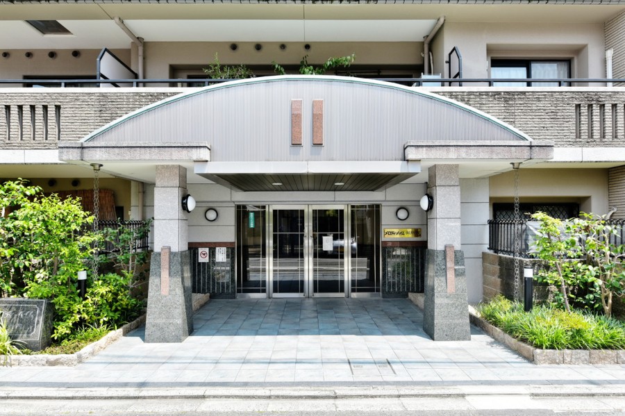 徒歩圏内に緑豊かな京都御苑(約170m)があり、京都らしさを感じながら休日の散策等も楽しめます。新町小学校まで約400m、上京中学校まで約200mと学校も近く、通学も安心の距離です。