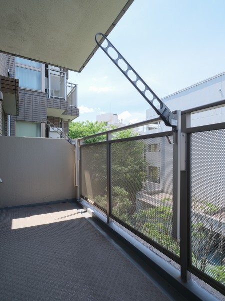 リビングに接続するバルコニーです。あたたかな陽光を取り込み、空間をゆるやかに紡ぎます。