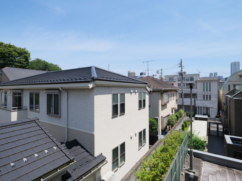 バルコニーからの眺望は、目の前に高い建物がなく開けた青空を仰げます。