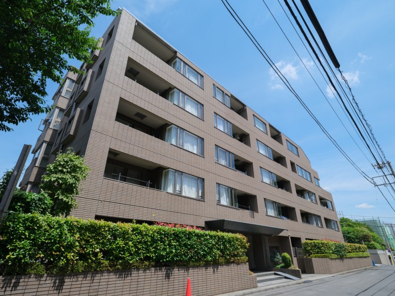 3路線2駅利用可、洗練された街並みと豊かな利便性を兼ね備えた「代々木上原」を普段使いできるロケーションに佇むマンションです。