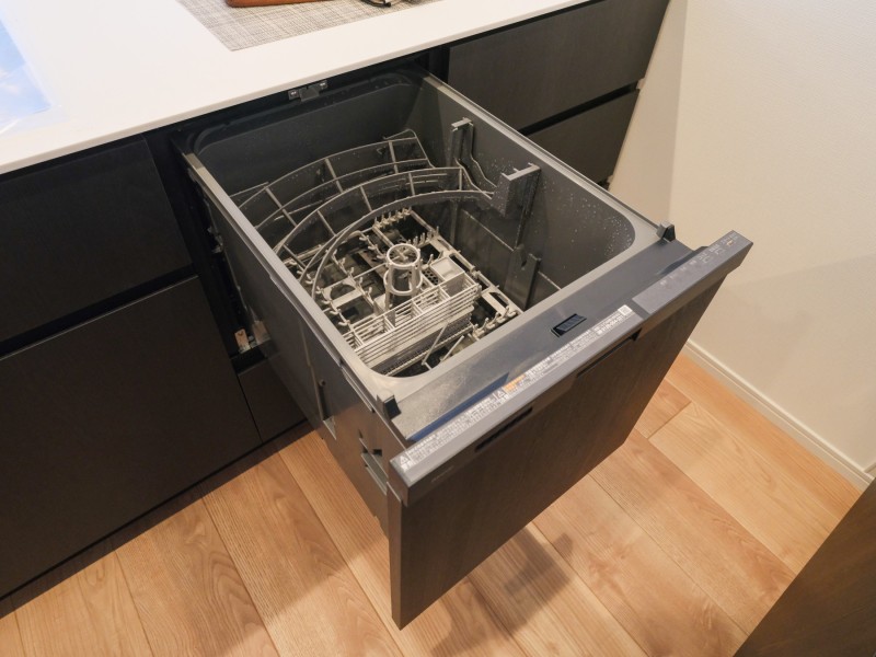 ◆食器洗浄機◆家事の時間を短縮できる優れもの。さらに節水・節約を同時に行うことができるので、人気があり重宝します。