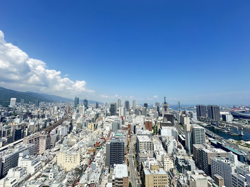 33階部分最上階の南東角住戸ですので、前面を遮る物もなく、大きな空と六甲山系の山々、神戸の港の景色を見渡すパノラマ眺望を楽しむことができます。海と山が近い、神戸の街ならではの風景です。