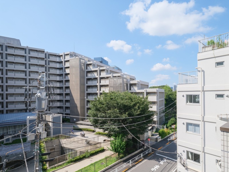 バルコニーからの眺望です。周囲の建物による圧迫感が少なく、青々とした空を感じることができます。