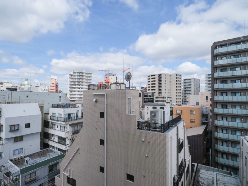 視界の先まで街並みが広がる眺望です。空を身近に感じられる開放感のある景色をお楽しみいただけます。